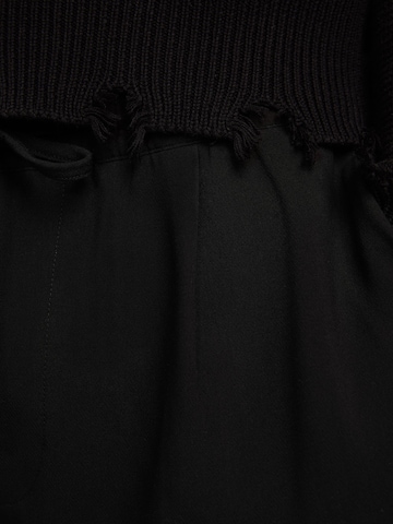 Loosefit Pantaloni con pieghe di Bershka in nero