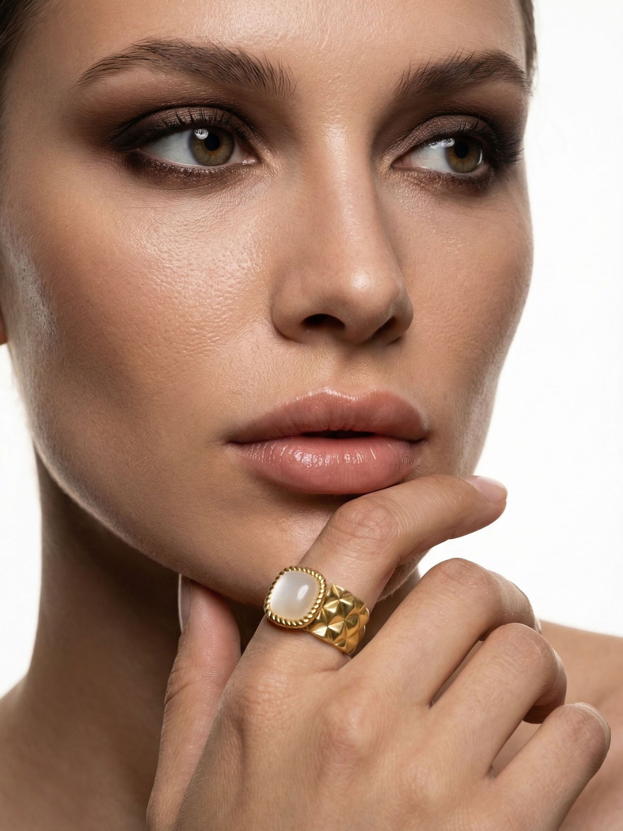 Nemomatheo Ring 'Royal Cushion – Statement-Ring mit Rautenmuster' in Gold: front