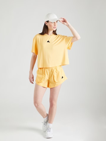 ADIDAS SPORTSWEAR Λειτουργικό μπλουζάκι σε κίτρινο