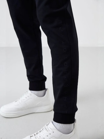 Tommy Life - Tapered Calças de desporto em preto