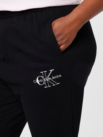 Calvin Klein Jeans Curve Tapered Hose in Schwarz