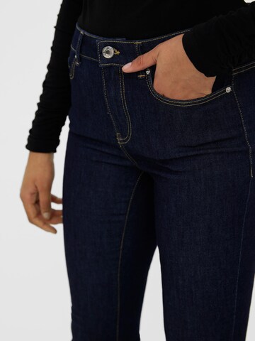 Vero Moda Petite Flared Jeans 'PEACHY' in Blau