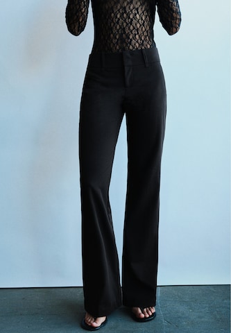 Flared Pantaloni di Pull&Bear in nero: frontale
