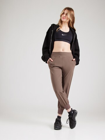 NIKE Tapered Sporthose in Beige