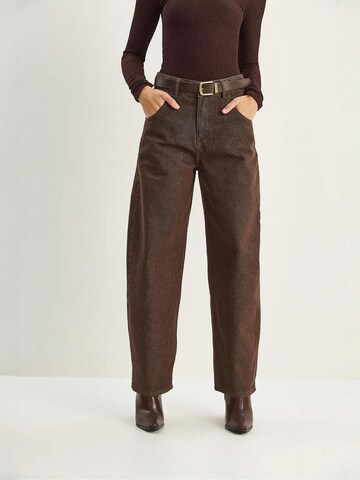 Bianco Lucci - Regular Calças em castanho: frente