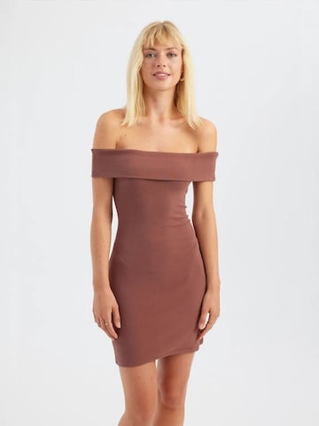 Hiccup - Vestido em castanho: frente