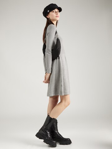 Robe 'Claire' ABOUT YOU en gris