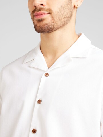 anerkjendt - Ajuste confortable Camisa 'LEO' en blanco