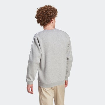 ADIDAS ORIGINALS Sweatshirt 'Adicolor Classics 3-Stripes' i grå