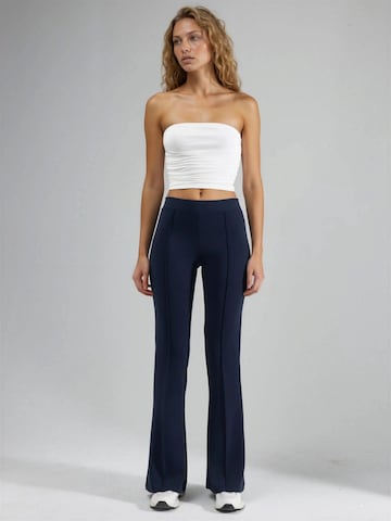 Flared Pantaloni di Busem in blu