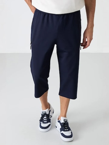 Tommy Life Regular Pants in Blue: front