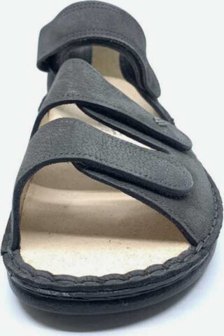 Finn Comfort Sandale in Grau