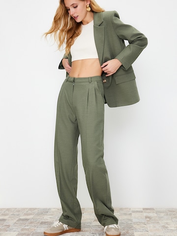 regular Pantaloni con pieghe di Trendyol in verde