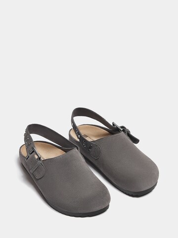 Pull&Bear Clogs i grå