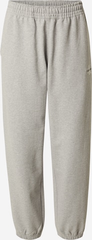 pilka Calvin Klein Jeans Siaurėjantis Kelnės: priekis