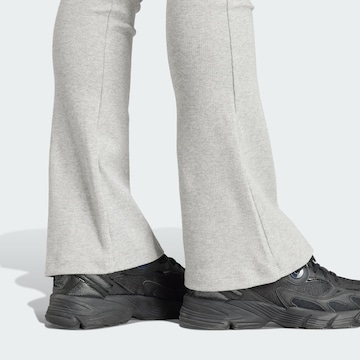 ADIDAS ORIGINALS - Acampanado Pantalón 'Essentials' en gris