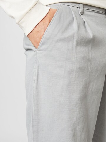 Loosefit Pantaloni con pieghe di BURTON MENSWEAR LONDON in grigio