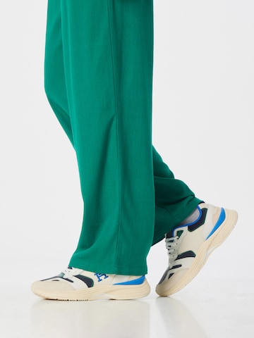 VERO MODA Loose fit Pleat-Front Pants 'JESMILO' in Green