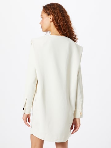 Robe Warehouse en blanc