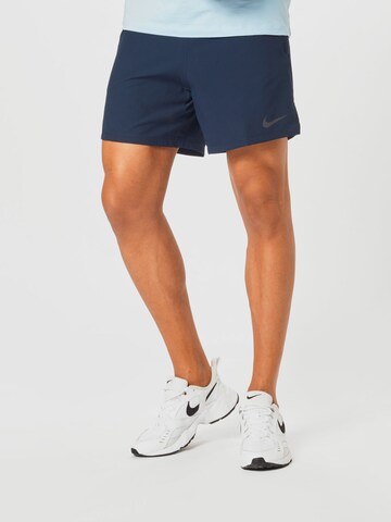 NIKE Regular Sportshorts in Blau: predná strana