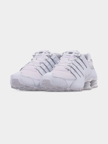 Baskets basses 'SHOX NZ' Nike Sportswear en blanc