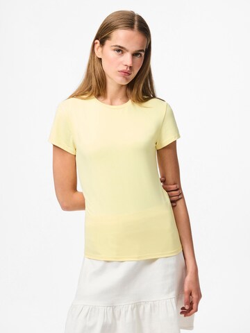 PIECES - Camiseta 'FYLLA' en amarillo: frente