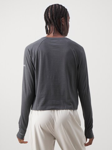 Tricou funcțional de la COLUMBIA pe negru: spate