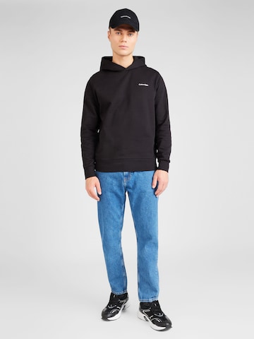 Calvin KleinSweater majica 'Angled' - crna boja
