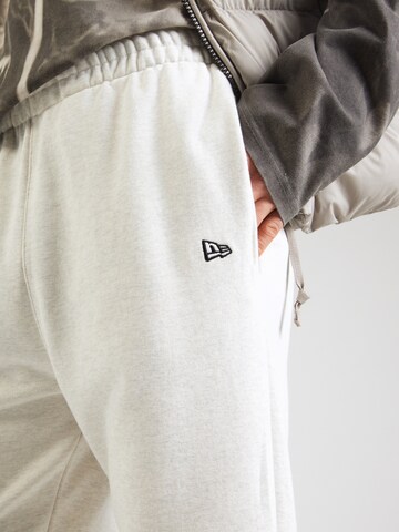 Loosefit Pantalon 'ESSNTIALS' NEW ERA en gris