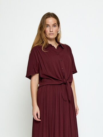 Tricou 'Hally' de la Peppercorn pe maro: față