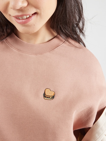 Iriedaily Μπλούζα φούτερ 'Burger Love' σε ροζ