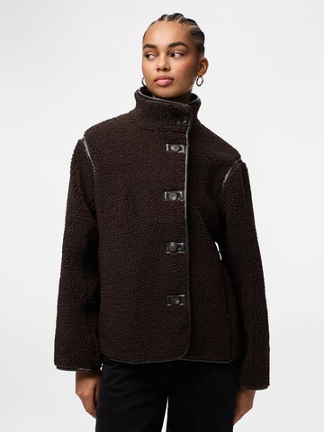 Veste mi-saison 'PCAugusta' PIECES en marron : devant