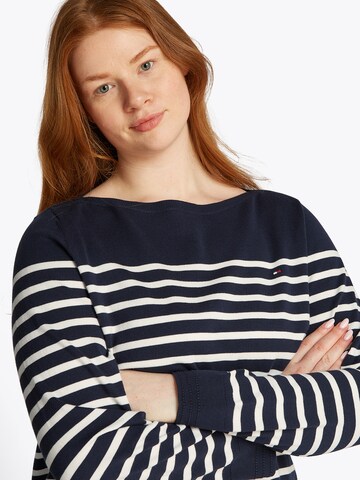 Tommy Hilfiger Curve Sweter w kolorze niebieski