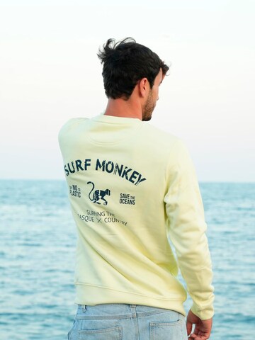 Surf Monkey - Sudadera 'Rette das Ozean' en amarillo