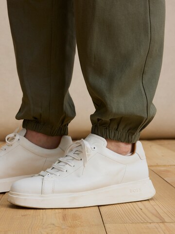 DAN FOX APPAREL Tapered Nadrág 'Gino' - zöld