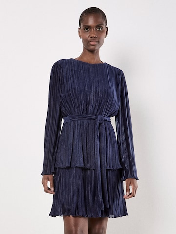 Apricot Plisse Tiered Mini Dress ' ' in Blau: Vorderseite