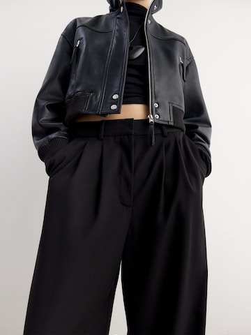 Wide leg Pantaloni con pieghe di Bhoem in nero