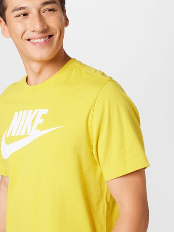 Nike Sportswear Regular Fit T-Shirt in Gelb