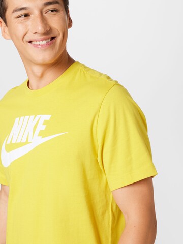 Nike Sportswear - Ajuste regular Camiseta en amarillo