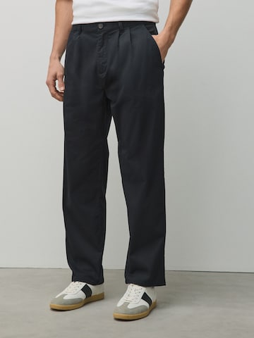 Next Loosefit Élére vasalt nadrágok - fekete: elől