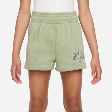 Nike Sportswear Regular Shorts in Grün