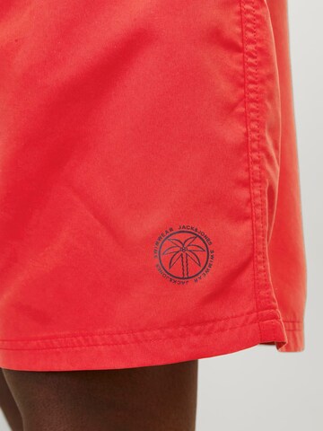Jack & Jones PlusKupaće hlače 'Fiji' - crvena boja