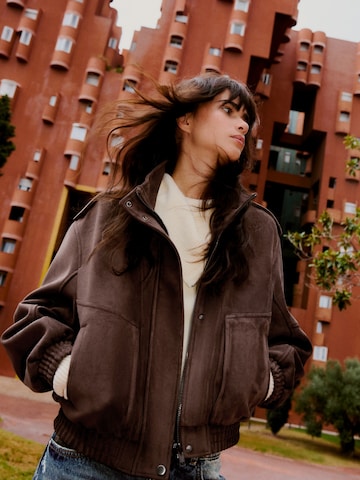 Geacă de primăvară-toamnă de la Bershka pe maro