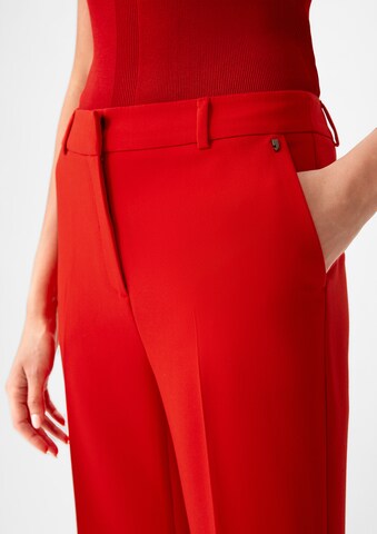 Flared Pantaloni con piega frontale di COMMA in rosso