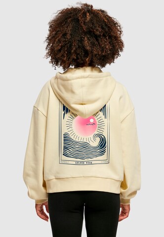 Merchcode Sweatshirt 'Sunset Charm' i gul: framsida