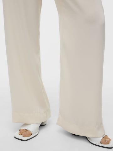 VERO MODA Wide Leg Bügelfaltenhose 'GISELLE' in Weiß