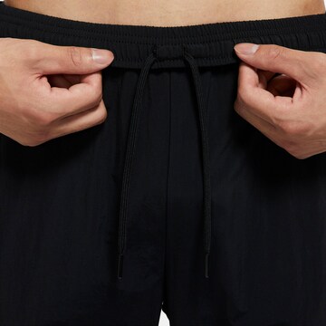 NIKE Tapered Sporthose in Schwarz