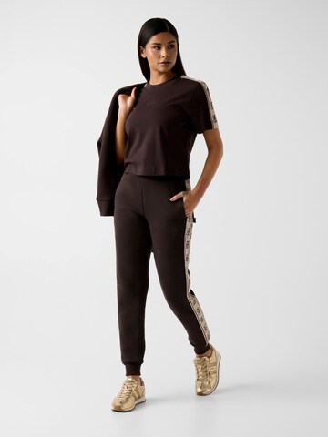 GUESS Regular Sportbroek 'V2YB15KB3P2' in Bruin