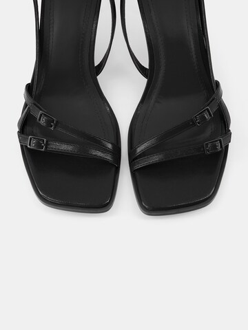 Bershka Remienkové sandále - Čierna