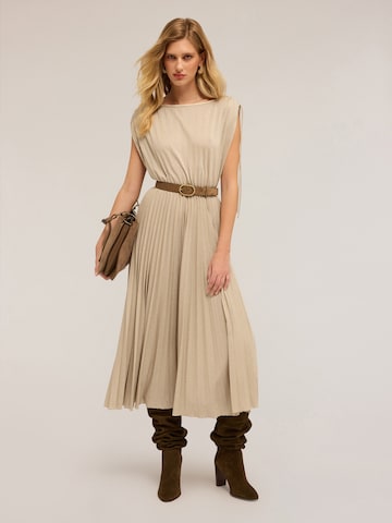 Robe MOTIVI en beige : devant